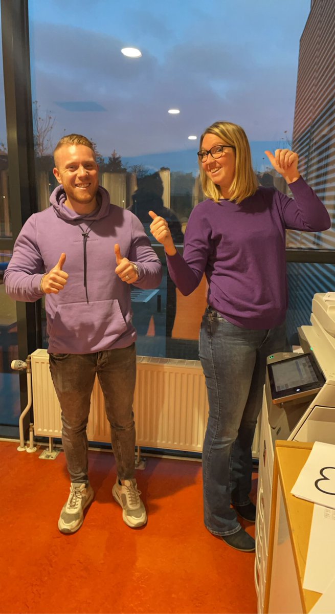 joor_87's tweet photo. Paarse vrijdag! Met op de achtergrond de ruiten die zijn ingegooid en waar onze kinderen met hartjes en kleuren een mooie boodschap weergeven!
@bsklinkers https://t.co/Dh5o6cJeFd