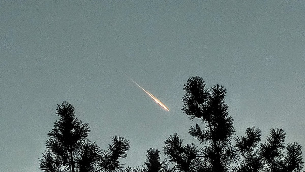 kuro0021's tweet photo. #fireboll
#火球
#流星
#⁉ https://t.co/REhFxDMnsn