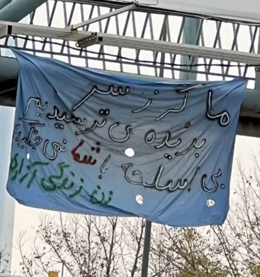 Mojtabapacino's tweet photo. دو خط نوشتی رو پارچه ولی صدتا سخنرانی و اخبار انحرافیشون رو خنثی میکنی.
دمت گرم هرکی بودی
#مهسا_امینی https://t.co/8Gvs861kdC