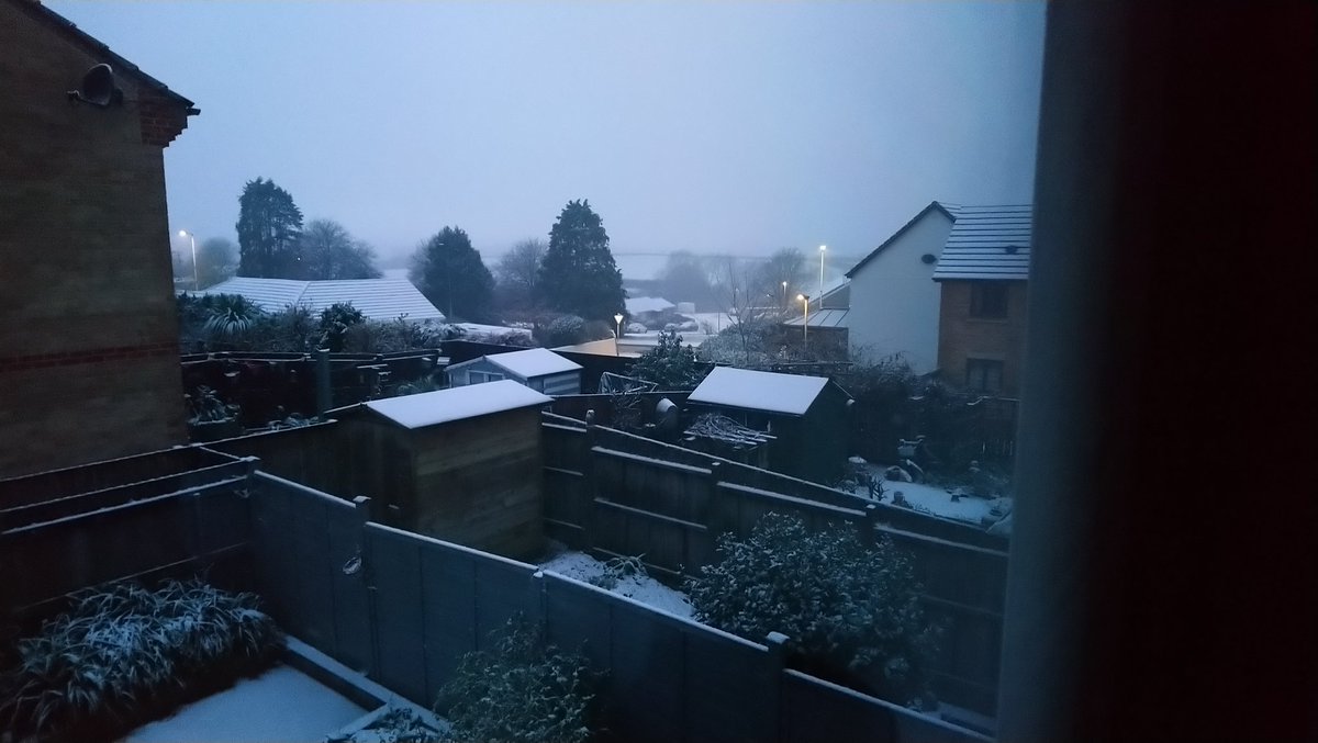 ashmaystreet's tweet photo. Yay we've got snow! A bit early but it's lovely makes the cold worth it. #snow #devon #torrington #metoffice https://t.co/WtIFnY4gEN