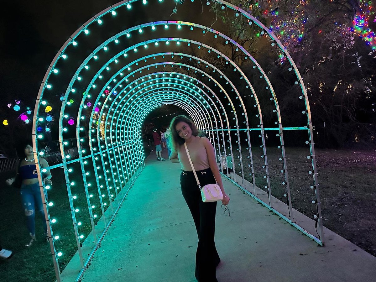 MaishaFarzana9's tweet photo. Almost mid-December, still not needing no sweater 🧥 

#texasweather #lightsandcolors #countdowntonewyear 🎊 #holidayseason 
#carefree #breathingfreshair https://t.co/aRMTCJ75gm