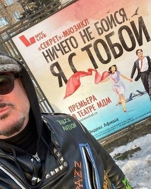 Вот такое еврейское прощание..."мы их в дверь, они в окно"...

Максим Леонидов приехал в Россию из Израиля на премьеру мюзикла «Ничего не бойся, я с тобой», в котором принимал участие.
Хотя прощался с Россией навсегда...