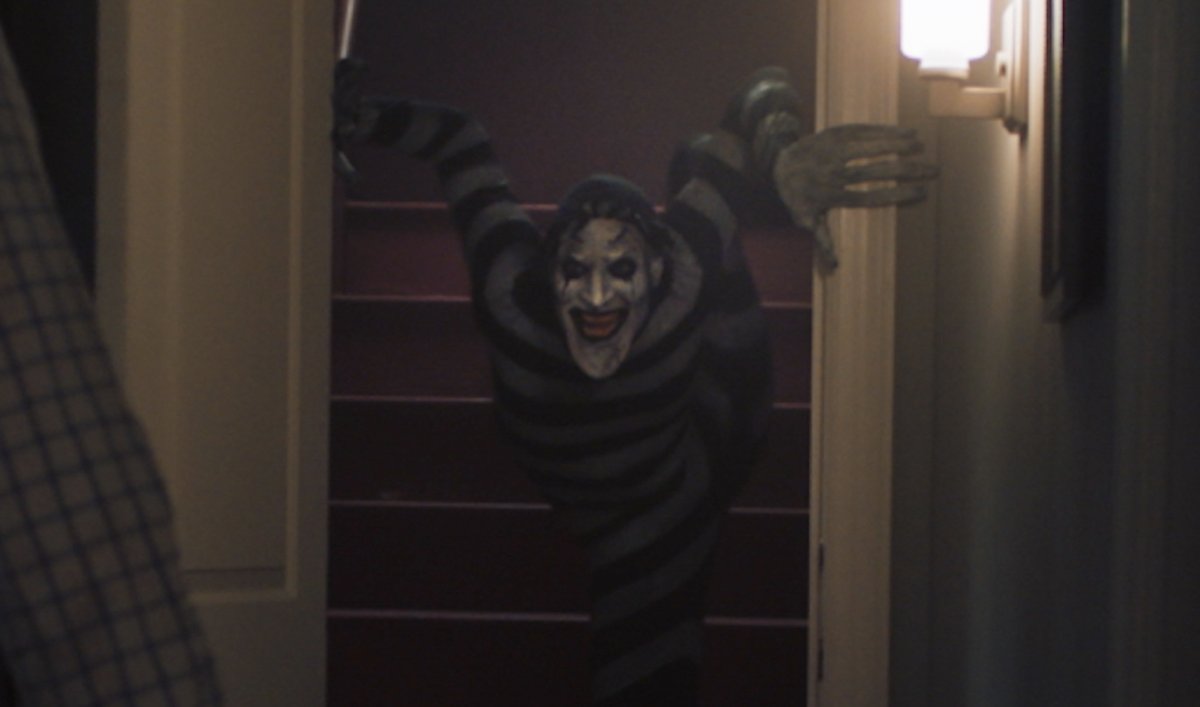 Vmax1K's tweet photo. Listen. If I open a door in my house and there's a dude there in the doorway with a head the size and shape of Kari Lake's doing yoga....I'm leaving
#Separationmovie https://t.co/xLLGzd5xE1