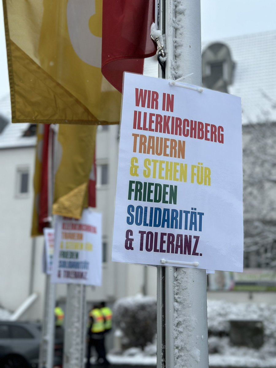 1️⃣: wir sind in #Illerkirchberg, dem Ort, an dem diese Woche ein Mädchen auf dem Schulweg getötet wurde. Der AfD-Landesverband Baden-Württemberg will um 10:00 hier Kundgebung abhalten. Im Ort viele sichtbare Zeichen gegen politische Instrumentalisierung der Tat.