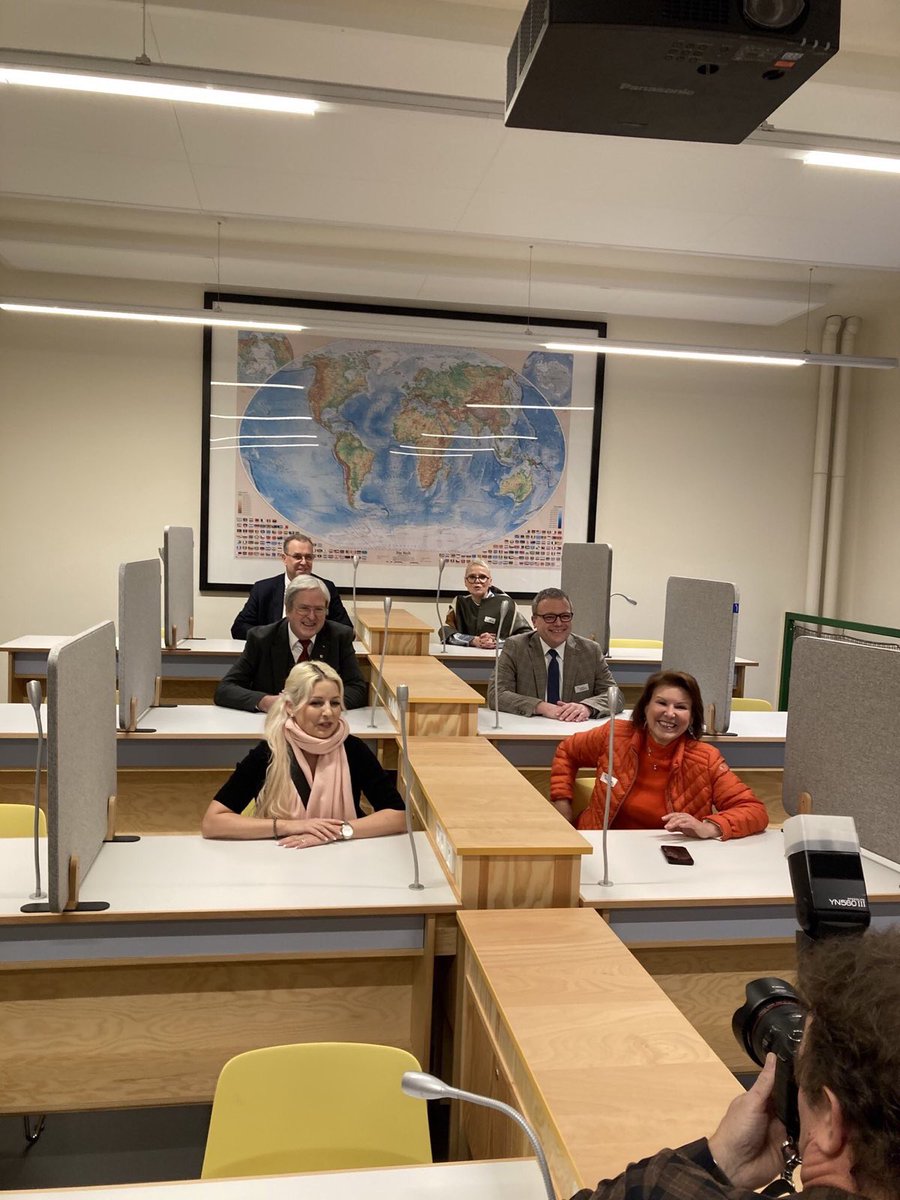 joergstb's tweet photo. Zusammen mit Baustaatssekretär @RainerGenilke habe ich gestern das KreativWerk #Hennigsdorf eröffnet. GründerInnen &amp; Start-Ups v.a. aus Biotech und LifeSciences finden hier ideale Bedingungen - ein weiterer Schritt zur Verbesserung des Gründungsklimas in #Brandenburg https://t.co/Pv1Np5kkJU