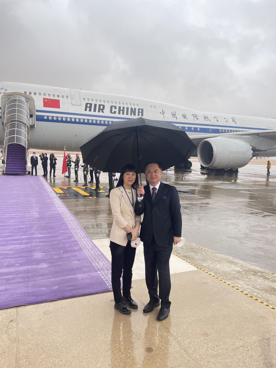 AmbChenWeiqing's tweet photo. كما استقبلت الرياض الرئيس الصيني بالأمطار🌧️ تودعه بها أيضا. لقد كانت زيارة تاريخية بحق، وتظل #السعودية 🇸🇦 تؤكد للجميع أنها بلد السلام والتطور وحاضنة لجميع الدول.. مرة أخرى أكدنا للعالم أن #الصين🇨🇳 والمملكة علاقتهم قوية وستظل أبدية لأن أهدافنا مشتركة وفي مقدمتها التطور والسلام. https://t.co/gQR0pJtegQ