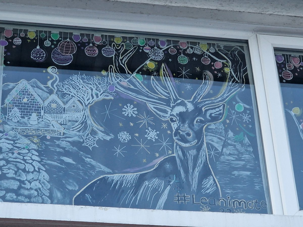 Leanimate21's tweet photo. Hope you're all enjoying the build up to the holidays. I now find drawing these relaxing to do. ❤️ #windowart #artistsontwitter #artonline #Leanimate22 #Leanimate https://t.co/VWngUPn6p5