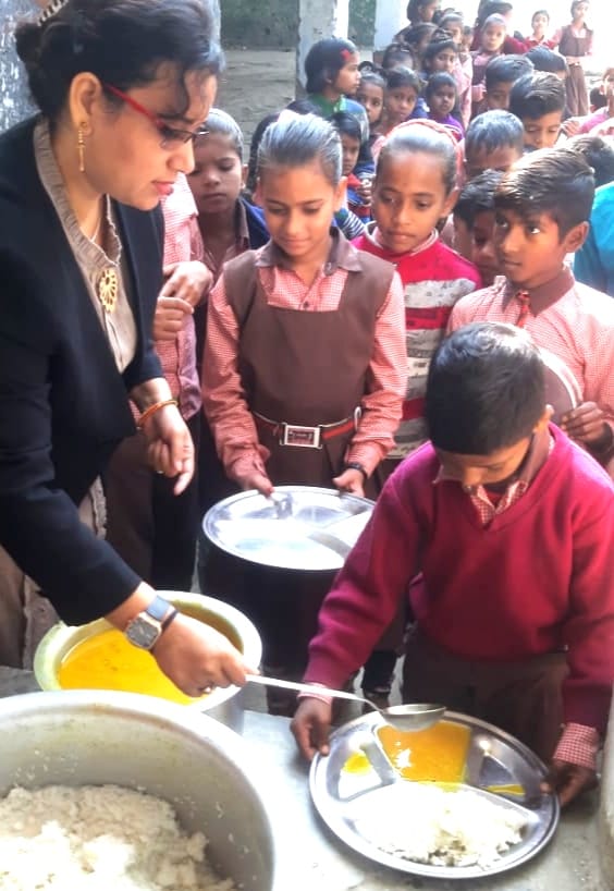 "आज बच्चों को मां के प्यार वाला
  भोजन परोसा"..
..खेलकूद शरीर को और संतुलित भोजन तन को बनाता है तंदुरुस्त🪂🪂🪂🤹‍♂️🤹‍♀️