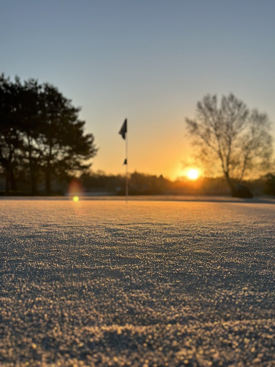 Better wrap up warm this morning 🥶 It’s a bit fresh but a stunning morning out there ⛳️😍🥶
•
Layer up, get a pack of hand warmers and enjoy a bit of fun with mates 🤗
•
#golf #sweetwoods #frost #tunbridgewells #eastgrinstead #sussex #golfing #winter #golfclub #golfcourse