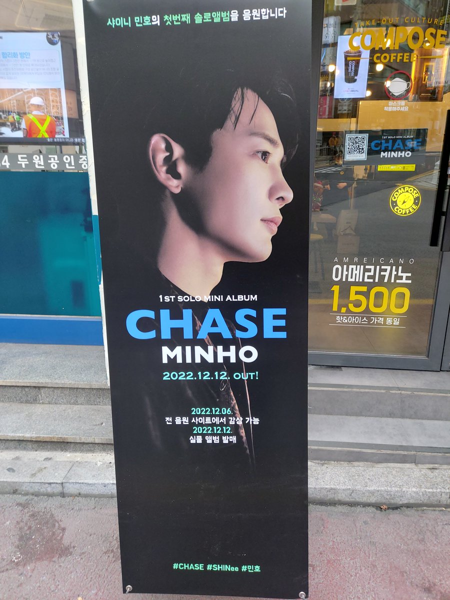 ABojasal's tweet photo. *컴포즈커피 신사점*

오늘 드디어 맘먹고 다녀옴
입구에서 민호 얼굴보고 카페 들어갔는데 벽면이 다 민호고 민호 노래가 흘러나오는데 여기가 내가 살아야할것은 여기구나 싶었다는..
거기다 탐났던 아크릴뺏지까지 득템!

이쁜카페 해주셔서 감사해요~♡

#민호의_CHASE_함께달려 https://t.co/5DUropbQn9