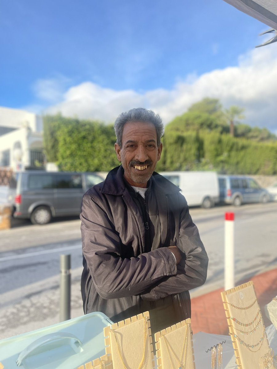 Este es Hassam mi vecino en el mercadillo. Todos los sábados sin faltar uno compartimos espacio. Se levanta a las cinco de la mañana y coge su sitio, poniendo sus bártulos para guardarme un sitio a mí y que yo pueda dormir media hora más. Hassam y yo tenemos muchas diferencias.