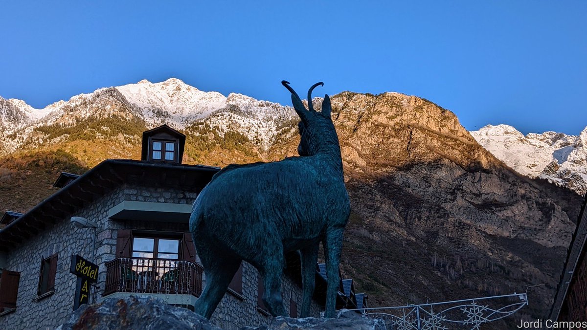 jordicampos's tweet photo. Cel serè i vent del N-NE, 5,6 graus (09:00h) Dades de @meteobenas La Tuca del Mon i les Tucas d'Ixeia! #Benasque #Benas https://t.co/HVlmuWuSEY