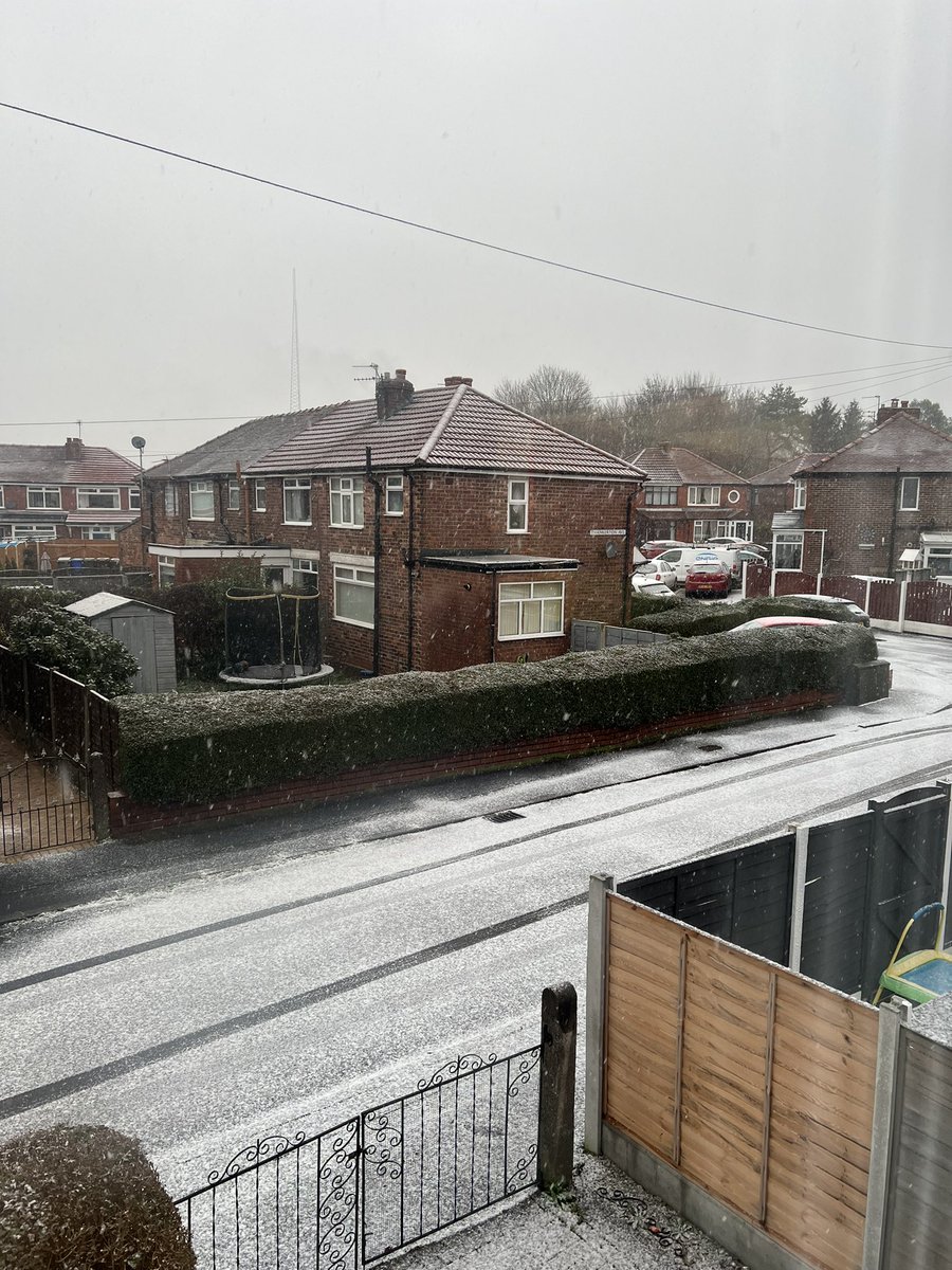 PhilTheAce's tweet photo. There’s nothing more picturesque that a snowy Manchester estate 😍😍😍😍 #manchester #snow #manchestersnow https://t.co/wzS7WUKDHa