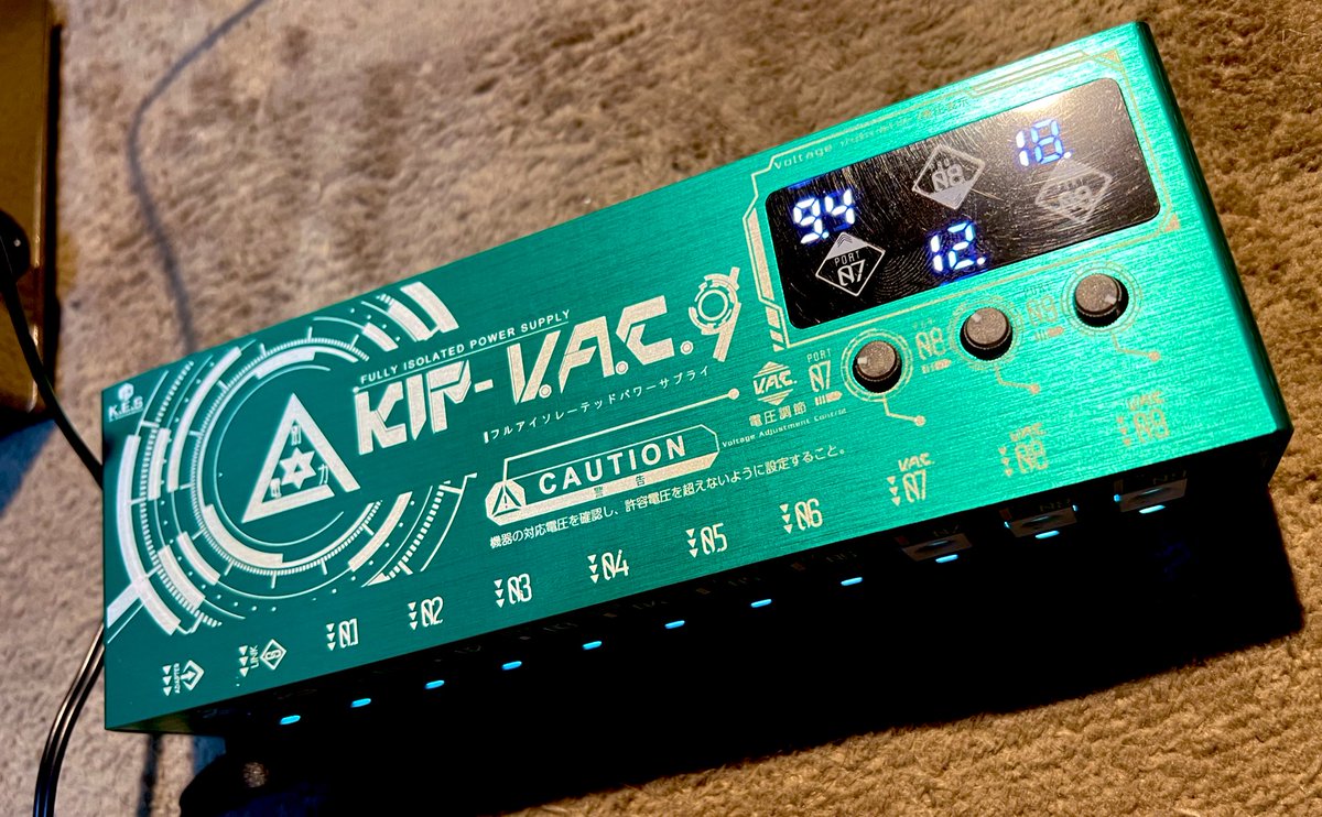Galsyumcr's tweet photo. KIP-V.A.C.9 パワーサプライ

これ、音抜けとパワフルさがめちゃくちゃ良い方向に変わるぞ！！ガツっとくる圧と弾きやすいサスティンが出ます。

特筆すべきは無段階に電圧を調節できるつまみがある事。素晴らしい！！プレイヤーの皆さん、まだの方は是非試してみて下さい。

#サステナブルな低電圧 https://t.co/QqLHO0a4CH
