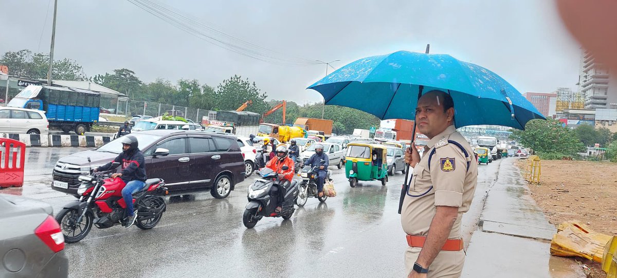 <a href="/hebbaltrafficps/">Hebbal Traffic Police Station</a> <a href="/blrcitytraffic/">ಬೆಂಗಳೂರು ಸಂಚಾರ ಪೊಲೀಸ್ BengaluruTrafficPolice</a>   @SplCPTraffic @jointcptraffic Heavy traffic flow at Hebbal towards city due to rains. Traffic Police are doing their best to avoid congestion