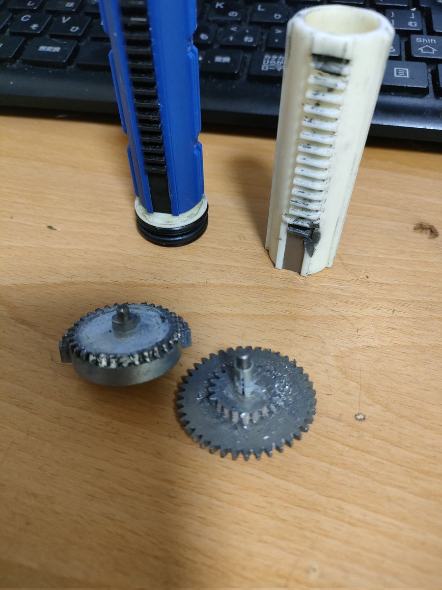 jp_takehiko's tweet photo. 部屋撃ちしかしてないのにピストン死んだので、交換しようとしたらギアまで死んでた https://t.co/bFoN7DTUUt