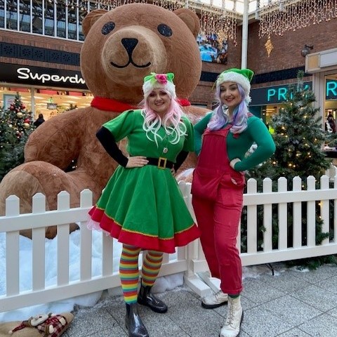 TheLanesSC's tweet image. We had great fun last weekend! Join us today and tomorrow in our grotto and meet Santa and his Elves from 11am to 2.30pm! 🎅🎄 

Don't miss the lovely Rainbow Elves from Rainbow Wishes Foundation too! 

#Santa #VisitSanta #LanesChristmas