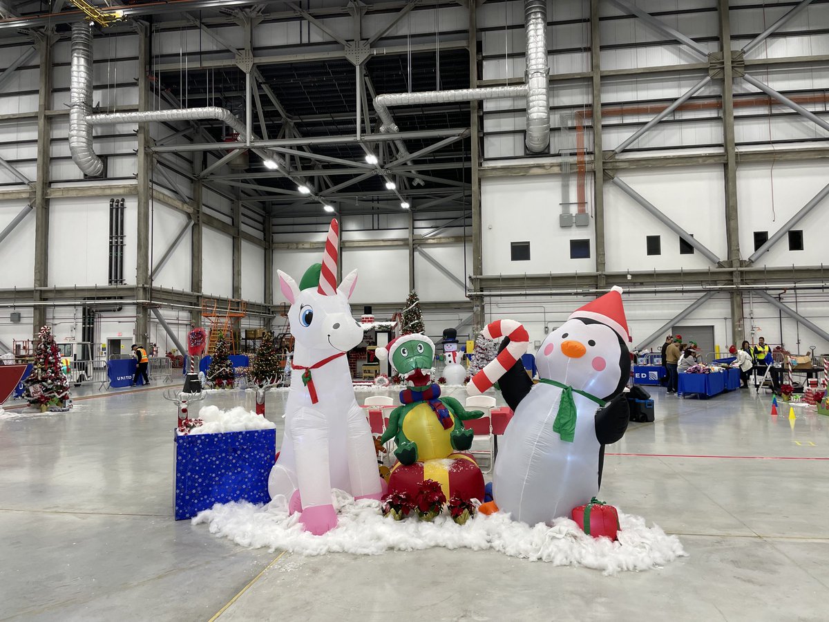 The Fantasy Flt decorating party from earlier. We turned LAX’s new hangar into the North Pole. Boarding begins at 10am. #Goodleadstheway ⁦@mcgrath_jonna⁩ ⁦@TammyLHServedio⁩ ⁦@Glennhdaniels⁩ ⁦@dclove20⁩ ⁦@al_pact⁩ ⁦⁦