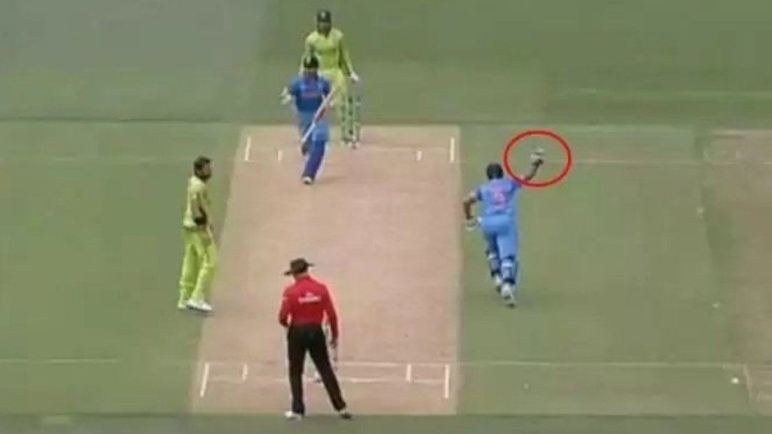 CricCrazyJohns's tweet photo. Kohli 🤝 Raina. https://t.co/uZQpaB7bHL