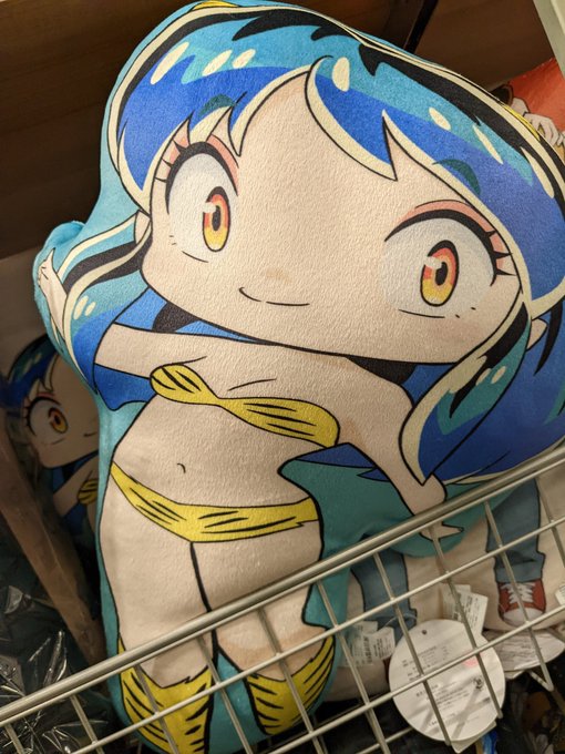 アベイルでラムちゃんクッション売ってるが形が無理矢理すぎる… 