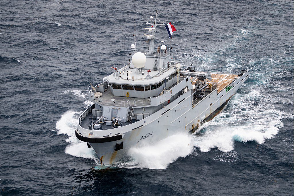 MarineNationale's tweet photo. 1/ Il y a 40 ans, la Convention des Nations Unies sur le Droit de la Mer était signée à Montego Bay. Ce traité protège la liberté de navigation et crée les zones économiques exclusives, dans lesquelles un Etat exerce ses droits d’exploitation des ressources et de protection. https://t.co/UPWj1qtxcn