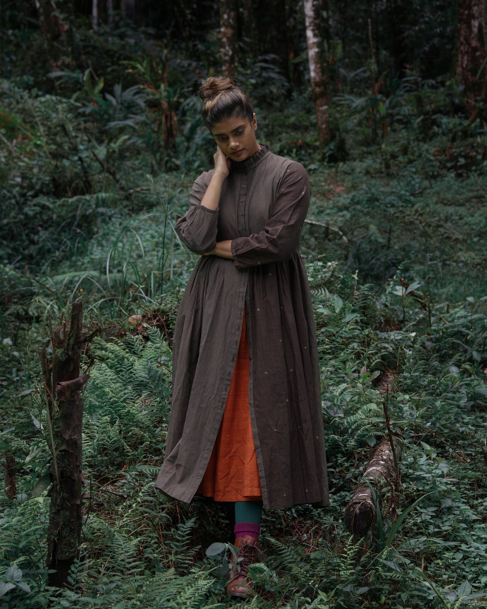 SJMANTRA's tweet image. Finding Walden
MANTRA – AW 2022
.
Layer up this season with 𝘿𝙖𝙧𝙠 𝘾𝙚𝙙𝙖𝙧 over flaming 𝙎𝙪𝙣𝙨𝙚𝙩 𝙑𝙤𝙞𝙡𝙚 and surrender to the autumn sonata of weaves, prints, and colours.
.
#mantra #findingwalden #collectiondrop #textilesofindia #handcraftedtextiles #coloursofmantra