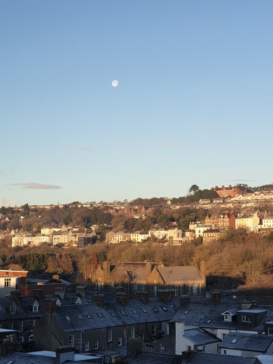 Winter moon over a very frosty Cork morning! Toasty <a href="/RiverleeHotel/">The River Lee</a>
