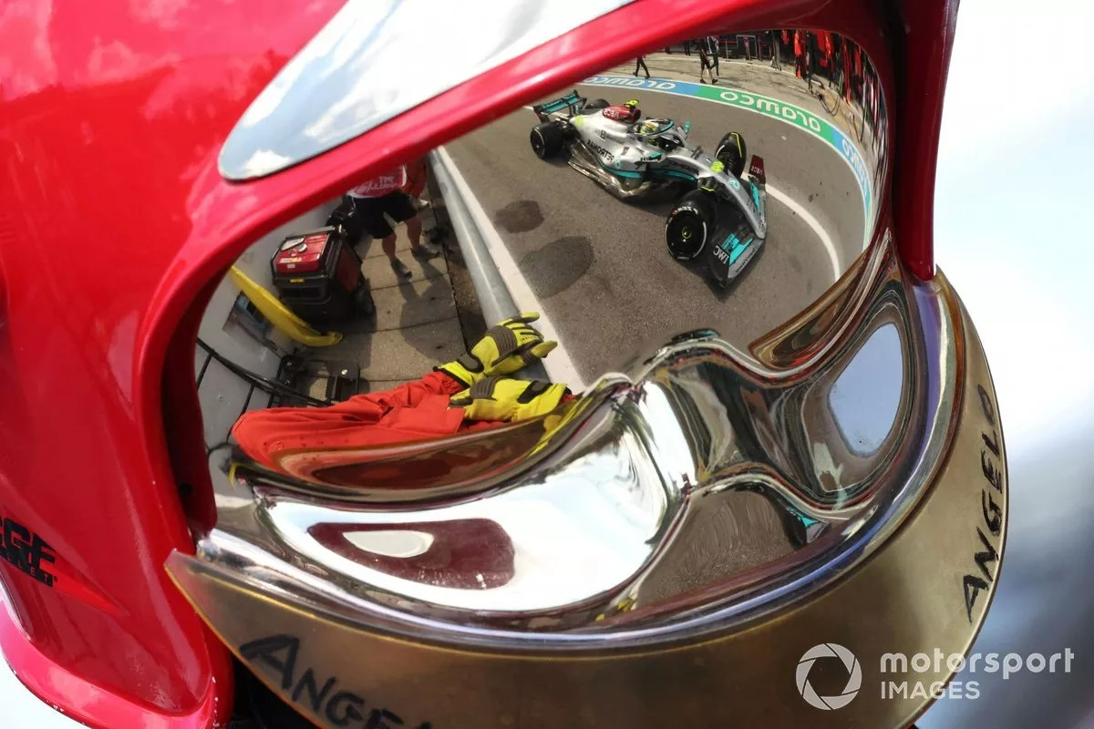 motorsportcomtr's tweet photo. "2022 Yılının Aksiyonu" Ödülü Hamilton'ın oldu.

Hamilton, heyecan dolu Britanya Grand Prix'sinde hem Charles Leclerc hem de Sergio Perez'i aynı anda iç taraftan geçmiş ve yılın en iyi ataklarından birisini yapmıştı. Bu hamlesi "FIA Yılın Aksiyonu" Ödülü'ne layık görüldü.

#F1 https://t.co/C67MXl1hVn