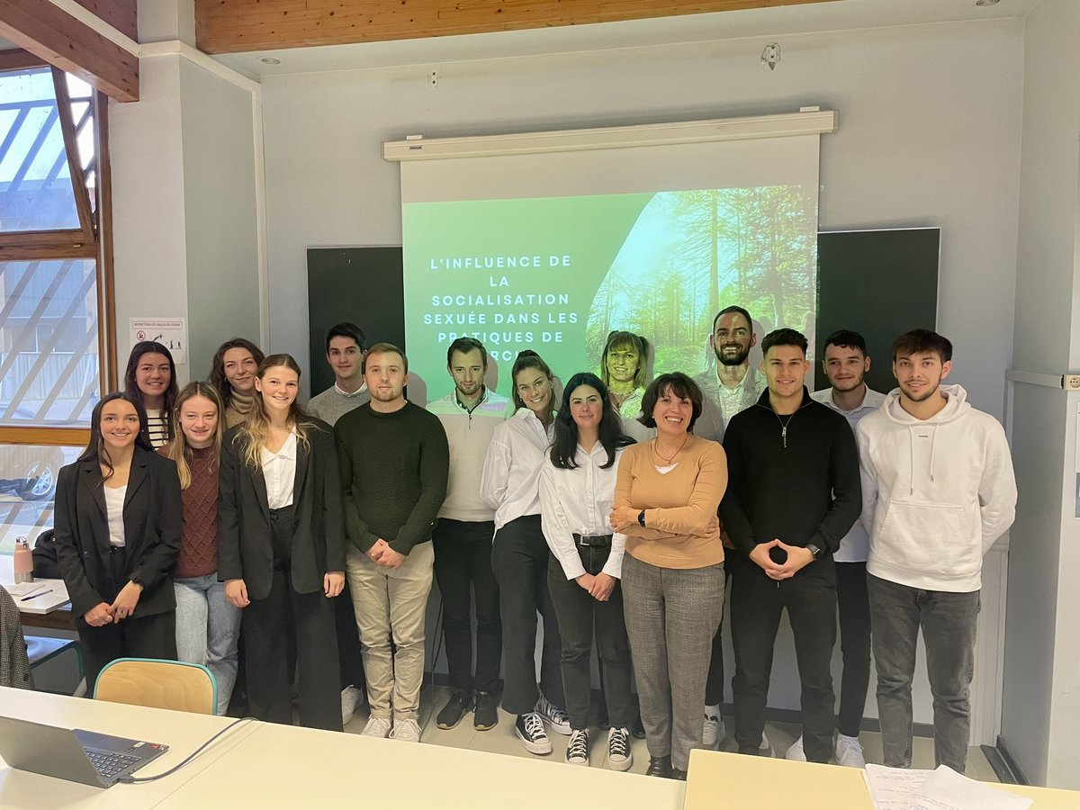 SportManaLyon1's tweet photo. Et 2 groupes travaillant pour le @LaboLVIS représentée par Marie-Carmen Garcia sur la marche et genre. Encore cette année, une expérience collective riche, avec des hauts et des bas 😅 au plus près des besoins des organisations sportives et des compétences terrain ! 👏 #espritmos https://t.co/Ye0fZq1ywG