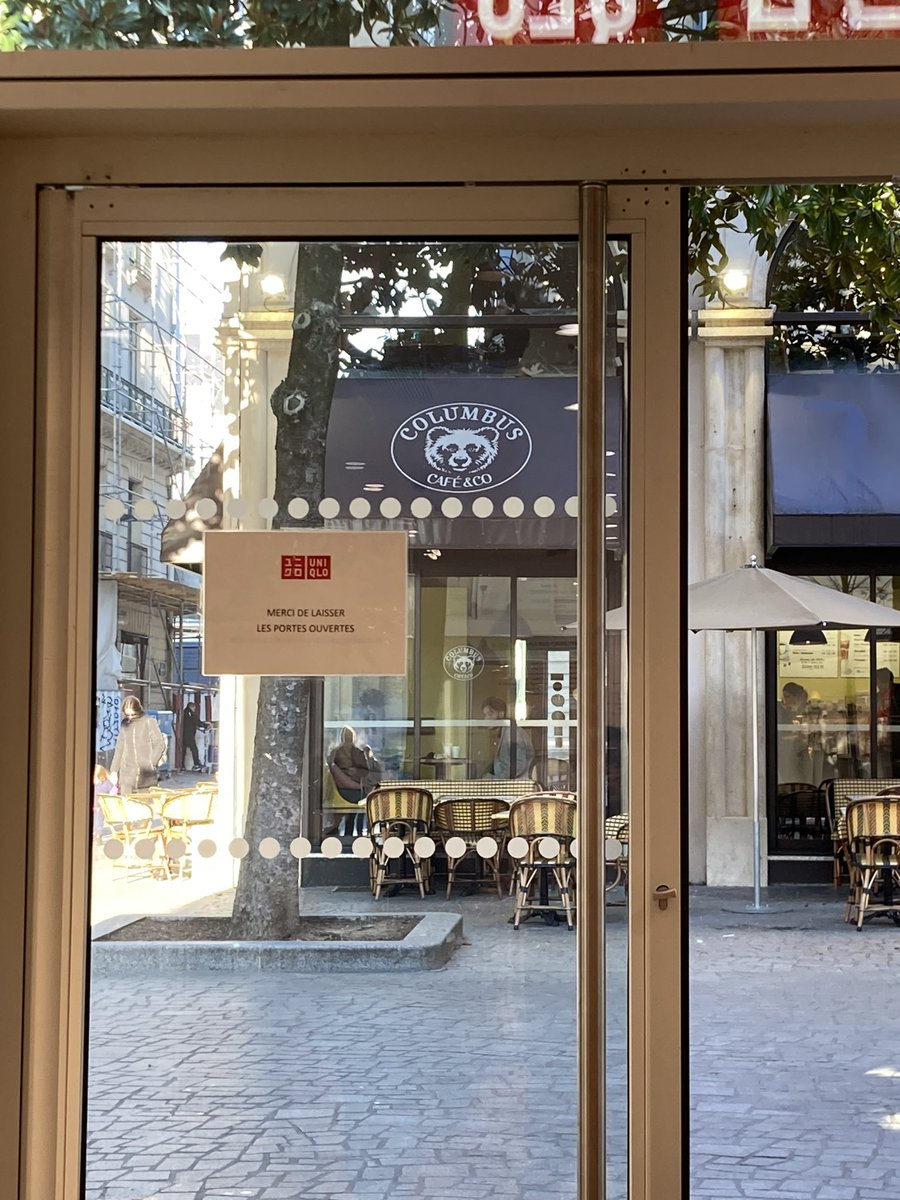 Charles_Valette's tweet photo. Chez @UniqloUSA Nantes, la sobriété énergétique n’a pas d’importance. Dehors -5 degrés  et chauffage à fond avec la porte ouverte #Energie #chauffage #ecologie https://t.co/TemaiQEaKl
