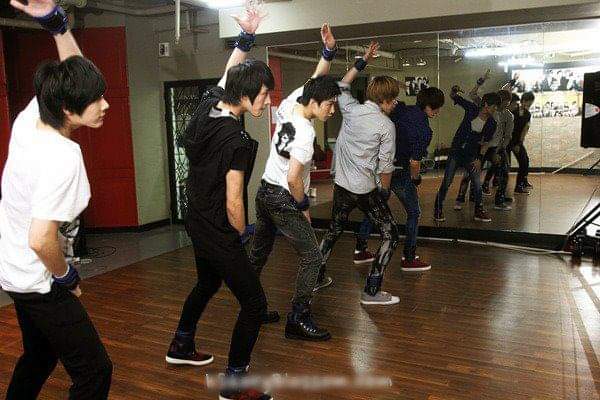 chocopuppy_109's tweet photo. 2011년 7월호 KBS World wide 잡지
시대를 앞서간 와칸다포에버❣️
모래주머니 4kg를 손발에 나눠차고 연습한 건이😂
#손우현 #SonWooHyeon #Xenos5 #Ghun https://t.co/nQbBKtVacc