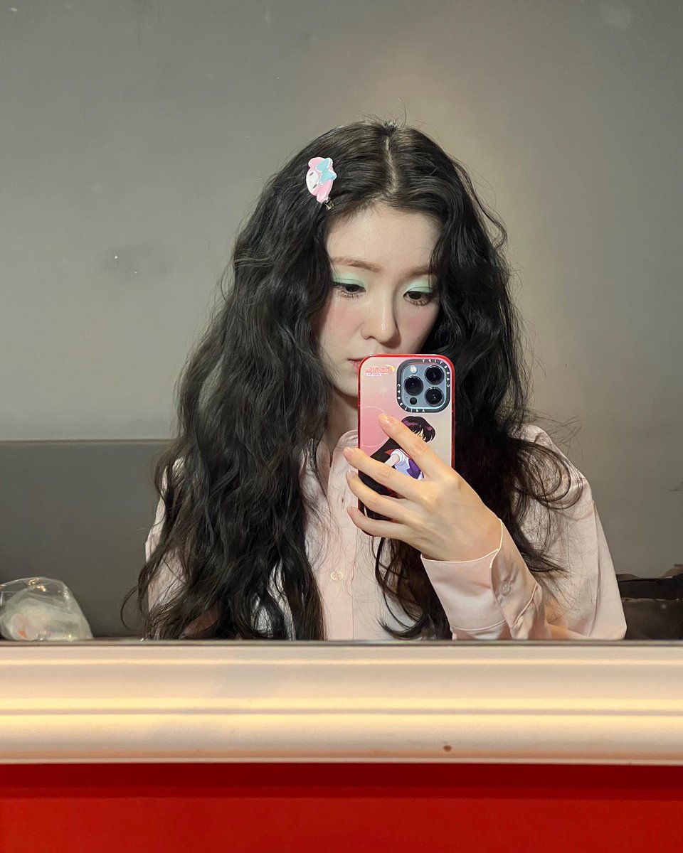 renebaebae's mirror selfie
