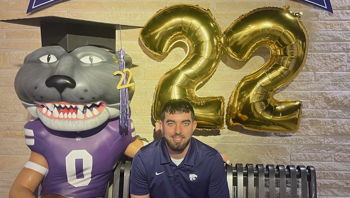 kstate_union's tweet photo. Congrats to our very own Ethan Freiley, and all of the other fall '22 graduates! 👩🏾🎓🧑🏻🎓👨🏽🎓
#kstate #williewithU https://t.co/7Tlndsif1U
