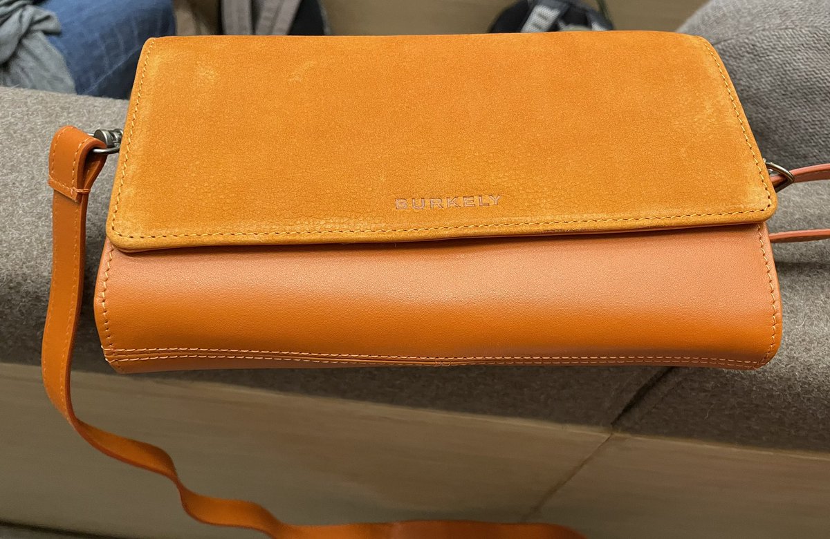 Delegatie van <a href="/SiInslag/">SI Tilburg Schering en Inslag</a> aanwezig bij de slotmanifestatie van #OrangeTheWorld. Een oranje zaal! O ja, de tas kan nog besteld worden. soroptimist.nl/product/orange… @NLSoroptimist #ikbenmedestander #stopgeweldtegenvrouwen