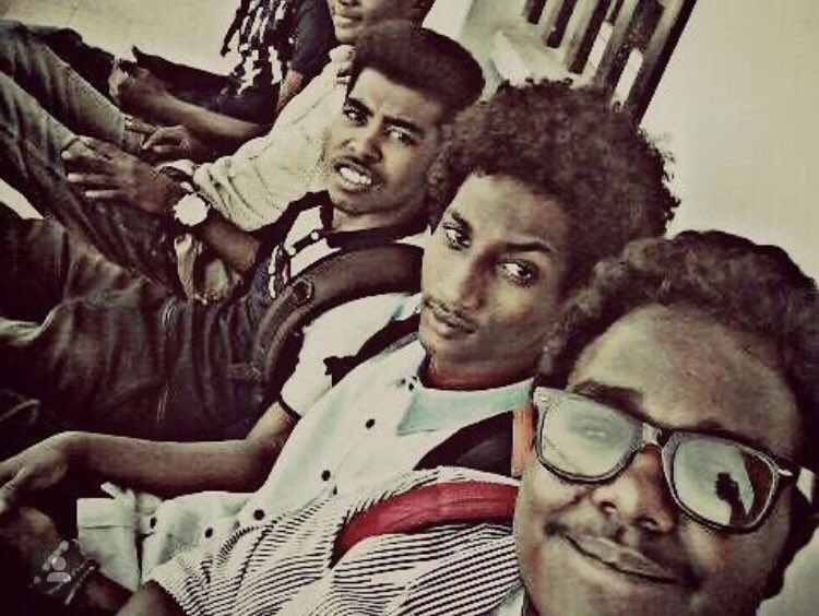 Saddaqafor_izzo's tweet photo. خسرنا الحلم والخلق المزكّى خسرنا هيبة الرجل المثالي فلم أتوقع المأساة أصلاً ولا خطرت ولا جالت ببالي ضياعك يا صديقي كان مرّاً أضاع النور في حلك الليالي تؤم الناس بيتك كي تعزي ولكن من يعزيني بحالي

لسة فاكرنك يا عزو ابدا ما بتتنسي ، لا هيّن لا ليّن رحمة الله عليك https://t.co/jQRT4tnn4j