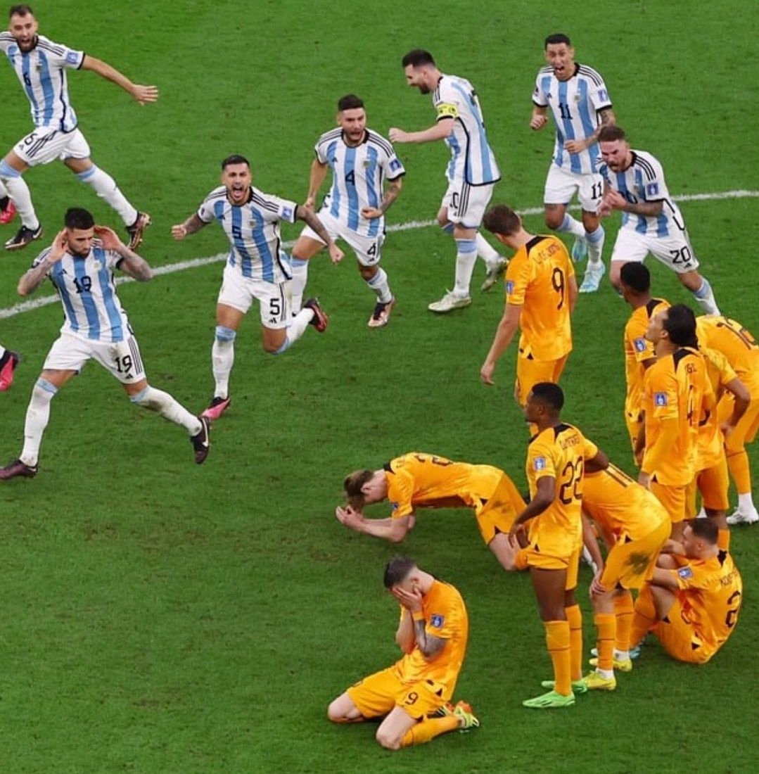 Brasil se borda la 6ta estrella, sus jugadores y el DT bailan en los goles y es parte de su esencia.
Van Gaal provoca en la previa y es "confianza". Sus jugadores cargan en los goles y es "desahogo".
Ah, pero lo que hacen los argentinos es falta de respeto. La famosa doble vara!