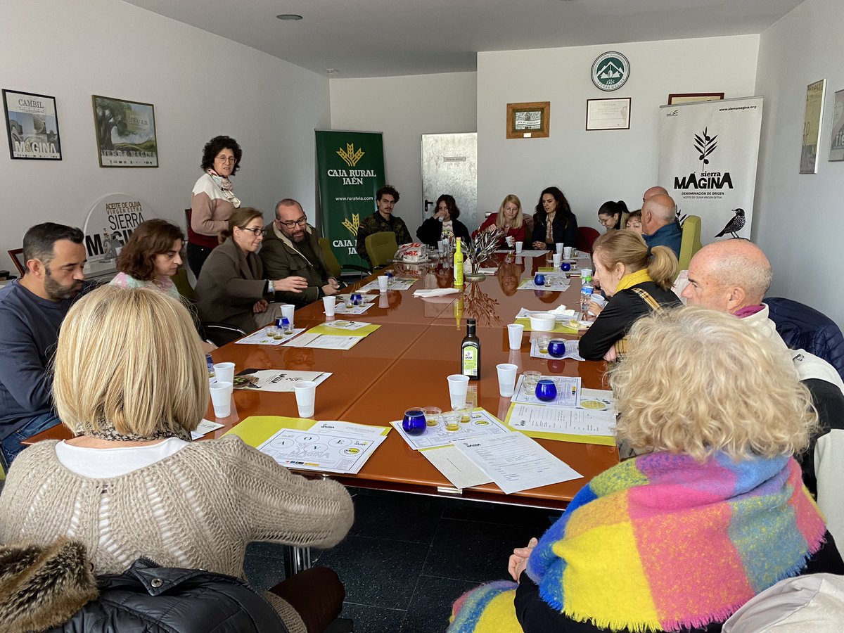 Estupenda mañana catando aceites en nuestra sede, dentro de las Primeras Jornadas de Puertas Abiertas que realizamos 
Muchas gracias a tod@s los asistentes y seguro que repetiremos 😊👍💚