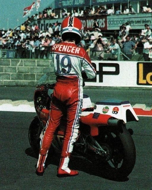 Caferacer1979's tweet photo. https://t.co/HaxpM5bEOv https://t.co/ySdzEKRBqM