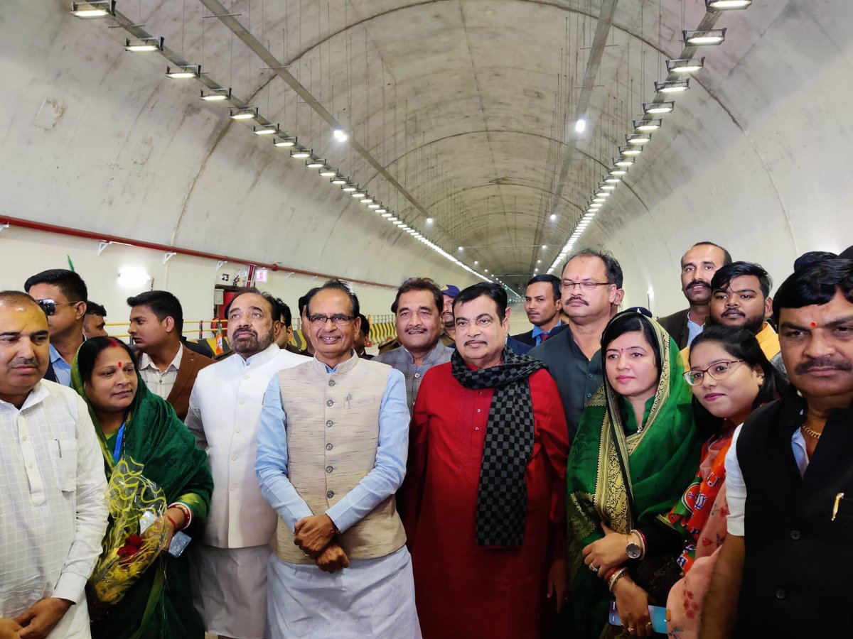 LokendraParasar's tweet photo. केंद्रीय मंत्री @nitin_gadkari जी और मुख्यमंत्री @ChouhanShivraj जी ने आज 1600 करोड़ की लागत के 4 लेन चुरहट बायपास और 6 लेन रीवा-सीधी टनल का लोकार्पण किया।
#Rewa_Sidhi_Tunnel_MP https://t.co/PQ3zWpiveZ
