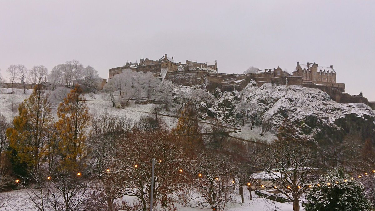 😍 It is cold but BEAUTIFUL in #Edinburgh today! Come to enjoy the stunning snowy views and while in the city centre, pop by #BibisBakery for a hot drink and amazing cupcakes or macarons! 😊 🧁
#Saturdayvibes