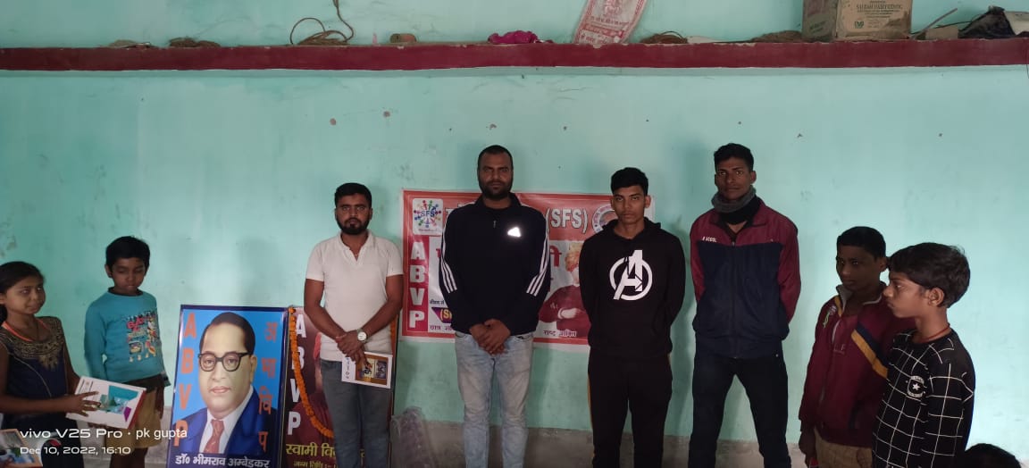 BiharSFS's tweet photo. स्टूडेंटस् फॉर सेवा खरिक इकाई (भागलपुर) के माध्यम से चल रहे परिषद् की पाठशाला में इकाई के कार्यकर्ताओं द्वारा पाठशाला में पढ रहे बच्चों के बीच पठन पाठन सामाग्री वितरण किया गया। 

#StudentsForSocity https://t.co/QF0msMfmQK