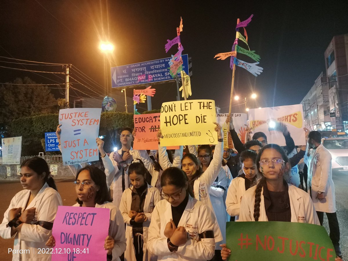 Parmana75684584's tweet photo. #WorldHumanRightsDay_2022 
@cmohry @mlkhattar @anilvijminister @Dchautala @mansukhmandviya 
SARKAR JHUKTI HAI JHUKANE WALE CHIYE.
JOOR JULAM KI TAKKAR MAI SANGHARSH HAMAARA NARA HAI 🔥
Hmare rights ese kisi k peero k niche kuchalne nhi dege.
WE WANT JUSTICE 🔥⚖️ https://t.co/E5qiOvWxx7