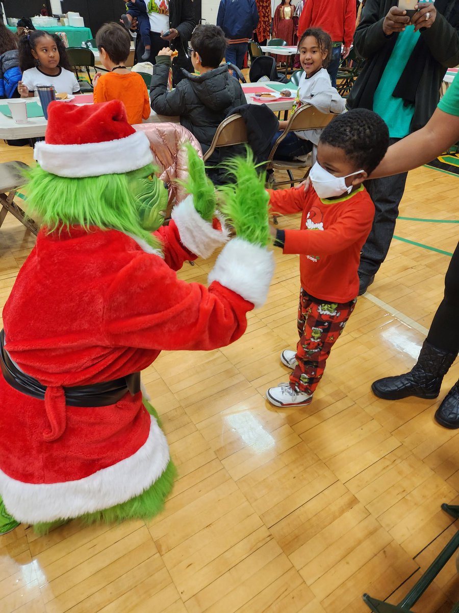 jwoodland21's tweet photo. Annual Grinch Breakfast with yours truly dressed as Cindy Lou Who! One of my Favorite days of the year
#beevergreen! 💚 https://t.co/NpgZjbh0jD