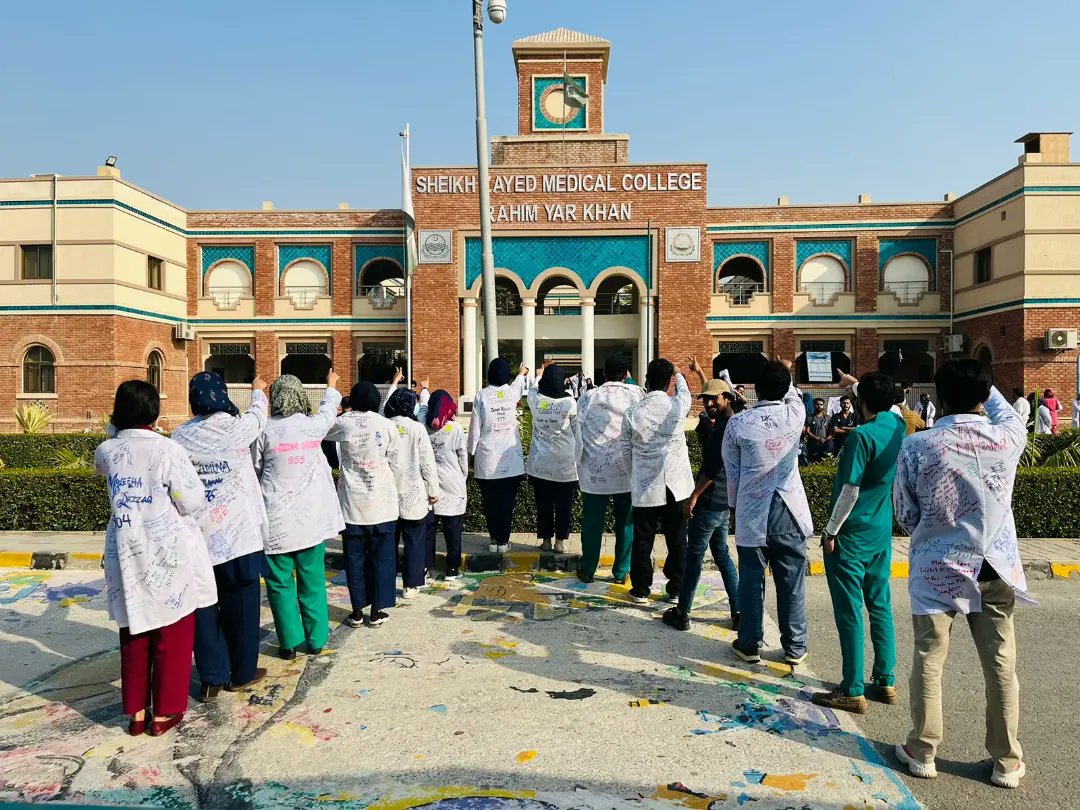 Shoaiib_here's tweet photo. ختم ہونے کو ہے سفر شاید
پھر ملیں گے، کبھی شاید..
#signingoff
#lastdayofcollege
#overallsigningday
#scrubday https://t.co/as7L2mlZRv