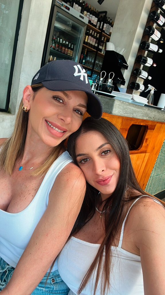 naniartt's tweet photo. mi mamá y yo ❤️🫶🏻 https://t.co/4jOgmB27Sj
