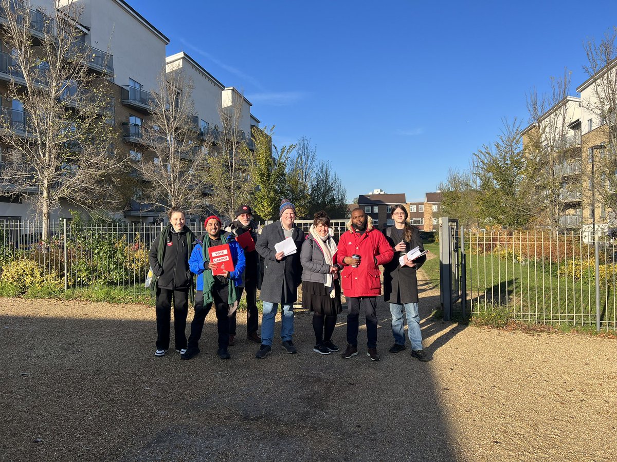 JasonUJackson's tweet photo. Team Holloway ward last door-knocking for 2022. Freezing cold canvassing with a ray of winter sunshine. 🥶🌞🌹 https://t.co/gArsgKNQq1