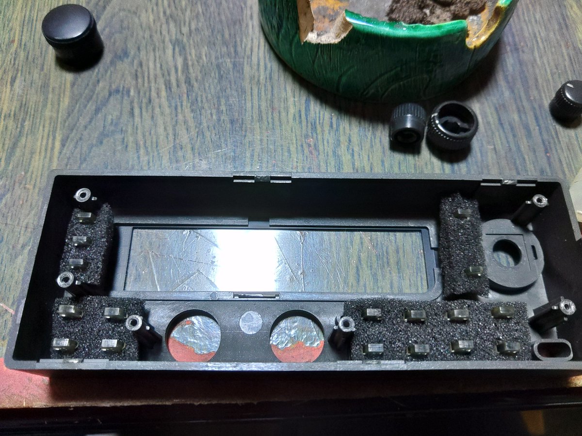 ygt430jm4gtu's tweet photo. TM-455のコントローラー。
ご存知の通りスポンジが腐りボタンが飛びだします。
新しいスポンジに交換。
ちまちまスポンジを切ってます(⋆ᵕᴗᵕ⋆).+*ペコ
#アマチュア無線
#TM455 https://t.co/W2Nx3rwKnm