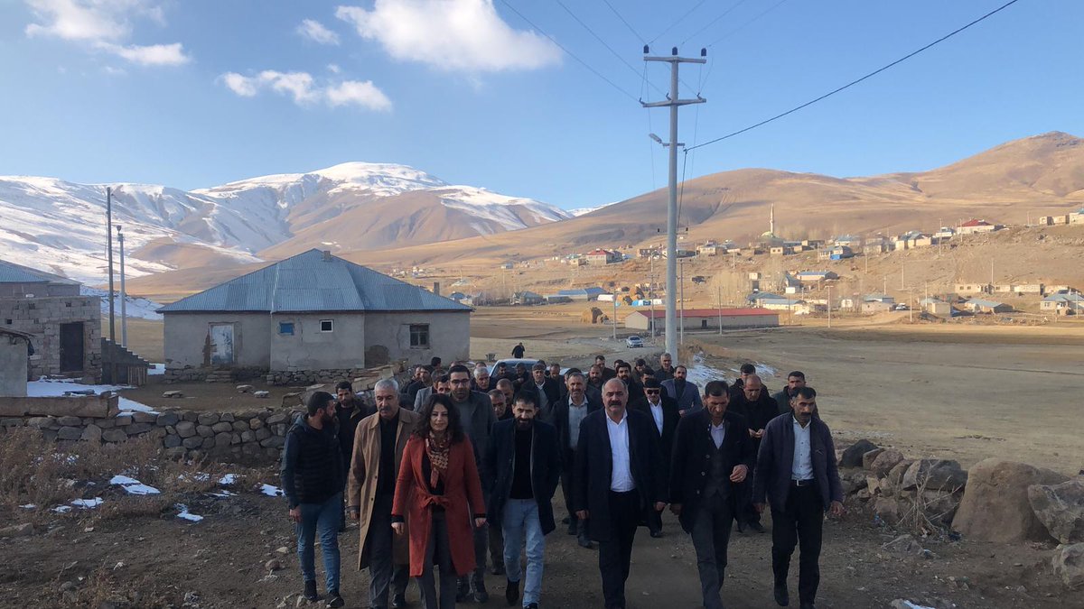 DEMPartiWan's tweet photo. BDP-HDP-DTK Serhat Halk Buluşmalarımıza #Çaldıran ilçemizin Teqiz,Goma Kulo,Noşara Jorê köyleriyle devam ettik
Halk buluşmamıza DTK Eşbaşkanımız Berdan Öztürk, DBP MYK'mız Ökkeş Kava,HDP İl Eşbaşkanımız Handan Karakoyun, İl-ilçe yöneticilerimiz,seçilmişlerimiz ve kurumlar katıldı https://t.co/857xLO4etm
