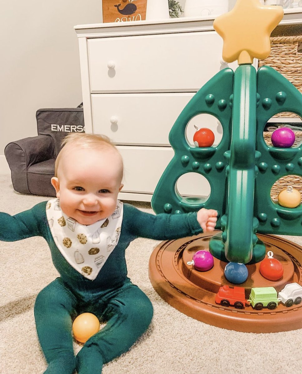 Who would resist their own Christmas tree? Check out our website to see where you can get your kids their very own Christmas tree. step2arabia.com/product/my-fir… 📸:@lauren_b_hill #Step2Kids #Holidayishere #Holidayseason #Activekids #Happykids #momlife #toddlerlife