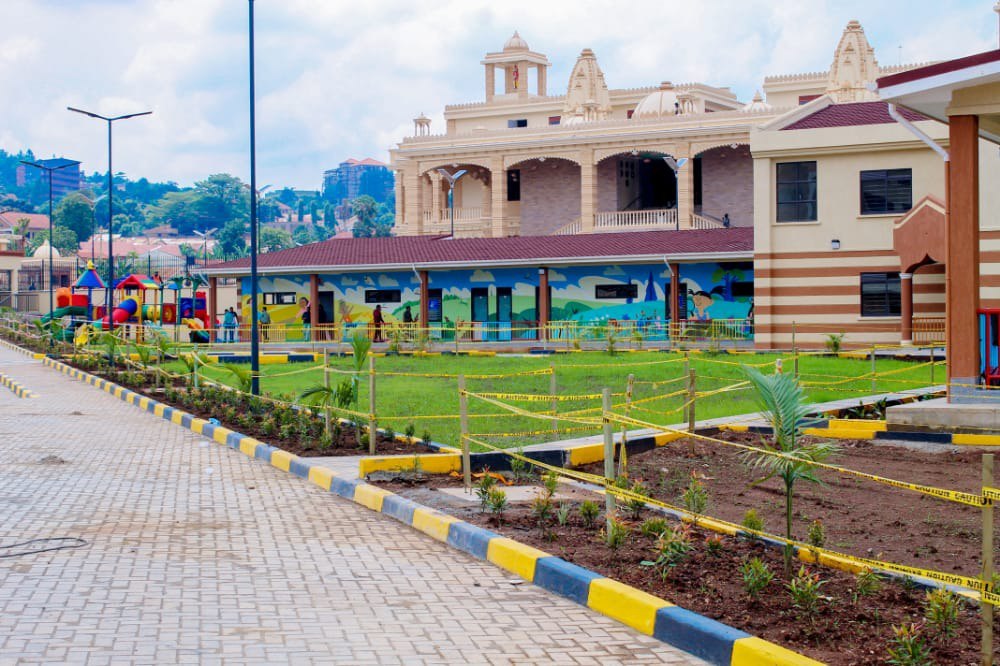 date_africa's tweet photo. 🇺🇬Uganda : President Yoweri Kaguta Museveni recently commissioned the Shree Sahajanand Complex in Bukoto, Kampala, built by Mr Hasmukh Patel, the Director of Tororo Cement as a donation to our people. 

#utdauganda #utdainfo #utdaShree_Sahajanand_Complex #utdabukoto #utdakampala https://t.co/Mspk0j3R3s